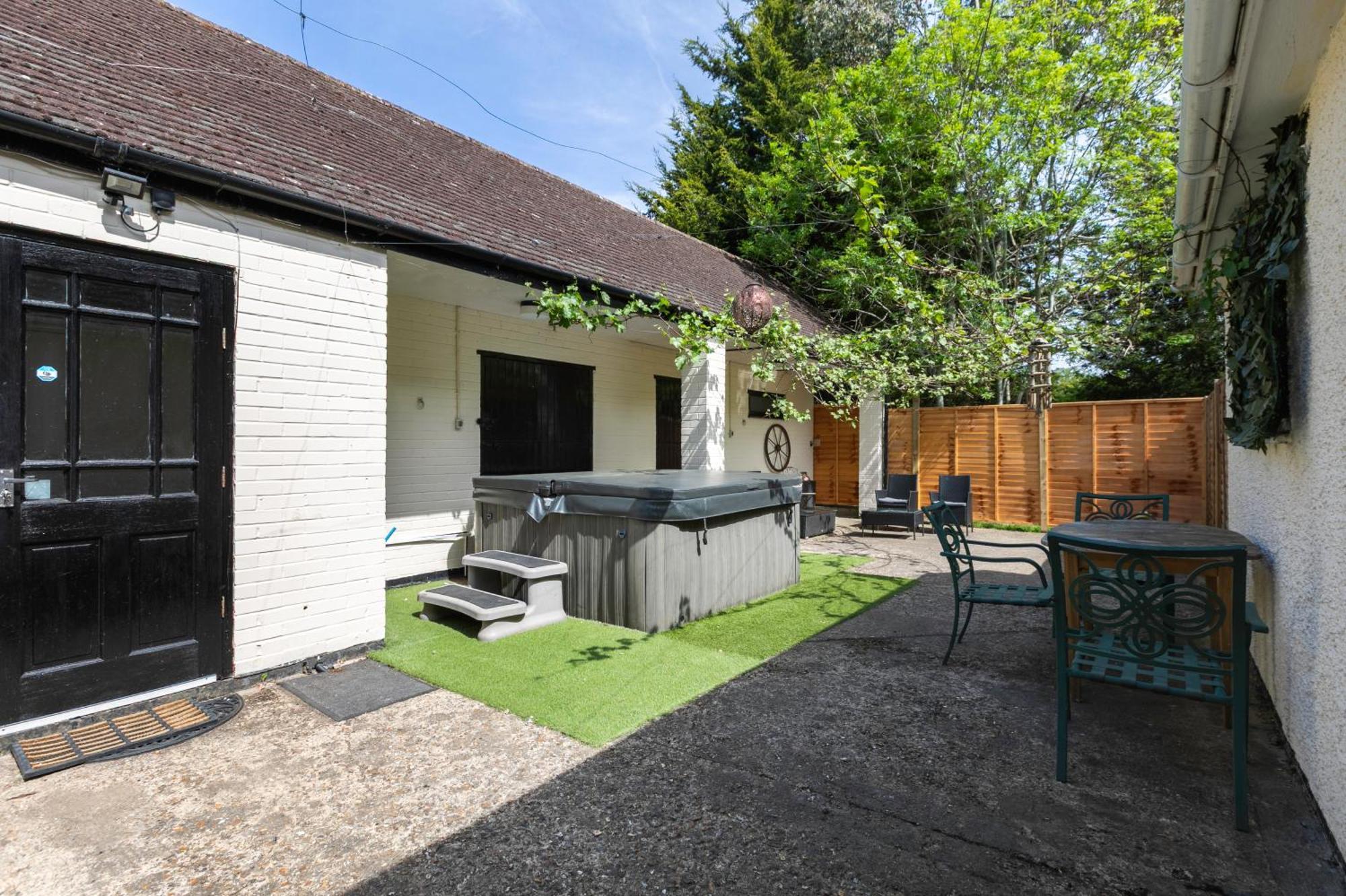 Rural Lodge Stay In Windsor! Hot Tub! Sleeps 20 Bray Exterior photo
